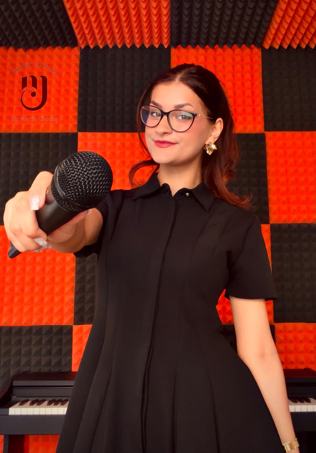 Maria Chicoș cântând la microfon într-un cadru de concert